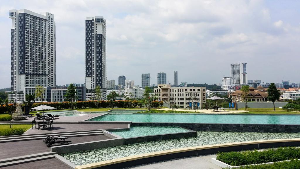 Hyve Soho Suites Cyberjaya Exterior photo
