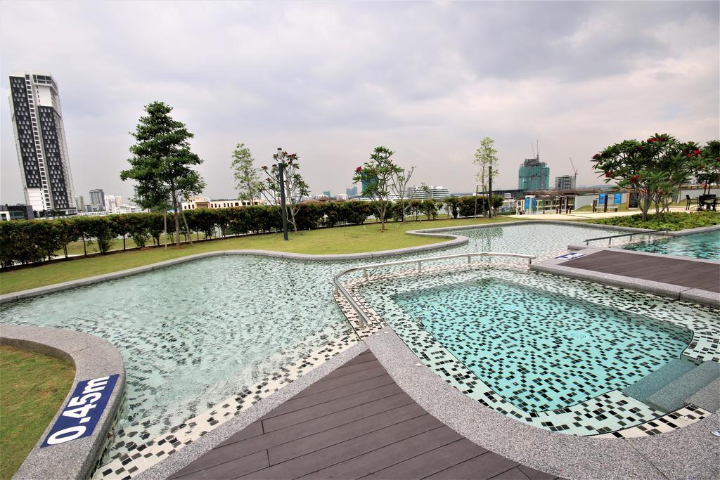 Hyve Soho Suites Cyberjaya Exterior photo